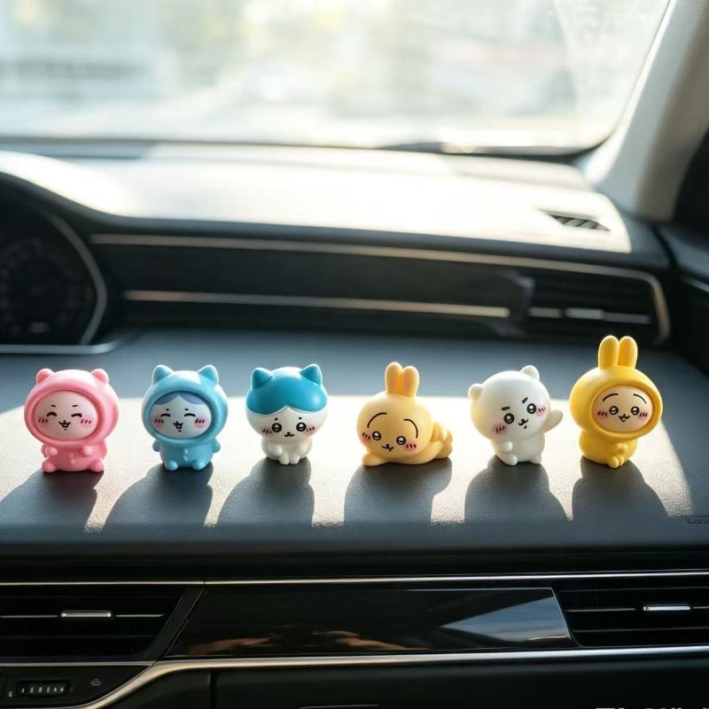 Car Accessories Japanese - ちいかわのミニフィギュア、かわいいうさぎのキャラクターが描かれたカーオーナメント、お部屋のデスクトップを飾るのに最適な、キュートな卓上装飾品、女の子へのプレゼントに。